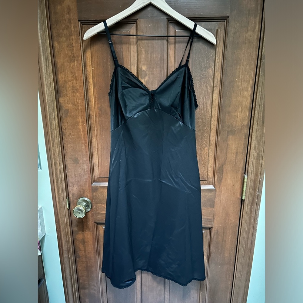 VANITY FAIR VTG Beautiful Black nylon full length slip. Size 38.